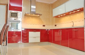 雪櫃、微波爐、焗爐、爐具