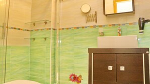 Ein Badezimmer mit Dusche, Waschbecken und Spiegel.