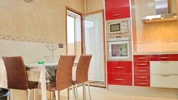 Een koelkast, een magnetron, een oven, een kookplaat