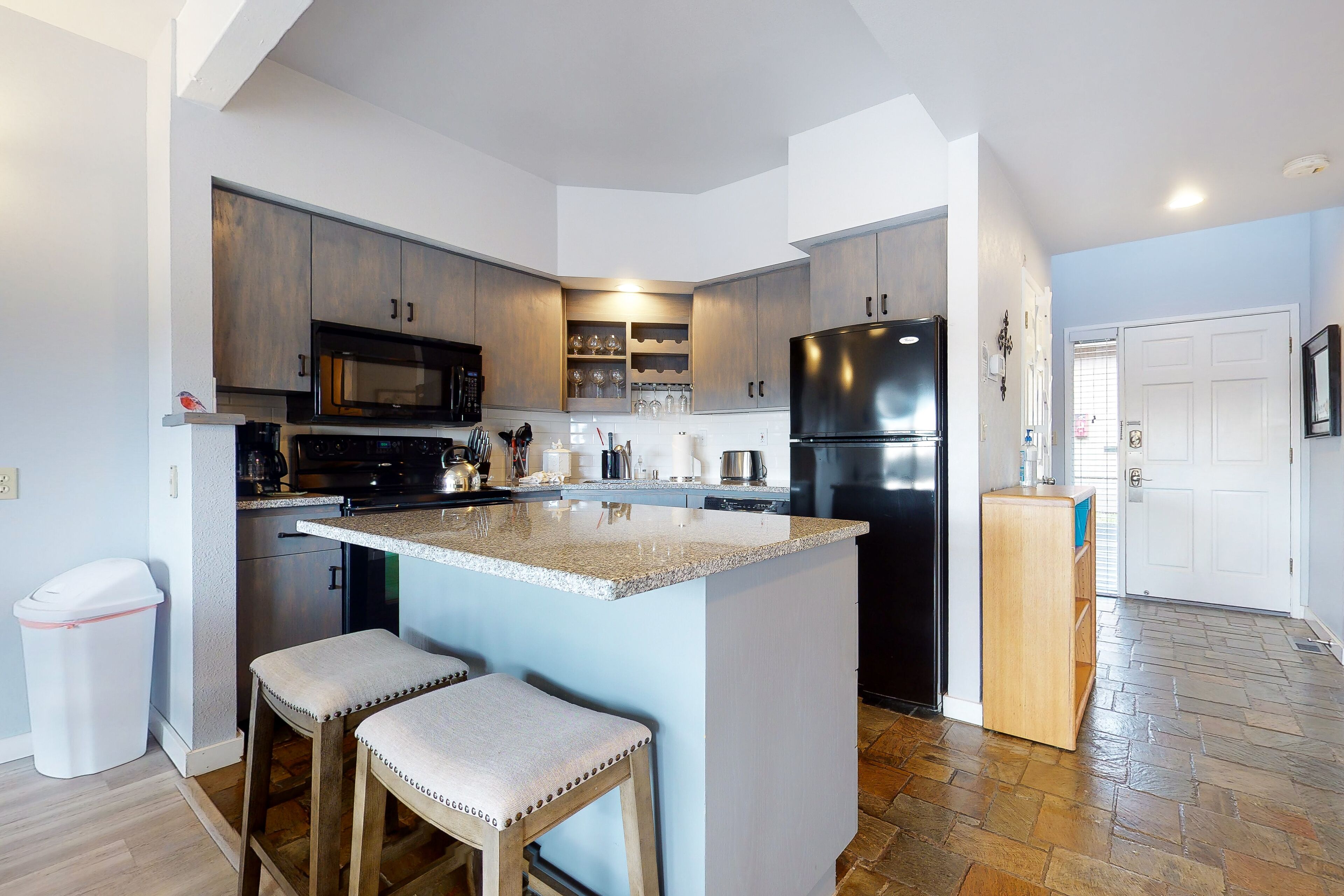 2-story resort townhouse on Deschutes River w/3 pools, hot tub, tennis, gym