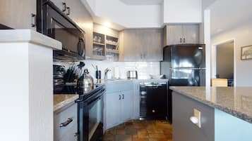 Réfrigérateur, four à micro-ondes, un four, surface de cuisson