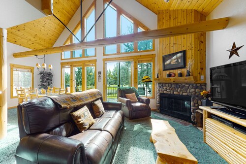 Inviting chalet with private hot tub, grill, 3 pools, hot tub, gym, & tennis