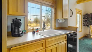 雪櫃、微波爐、焗爐、爐具