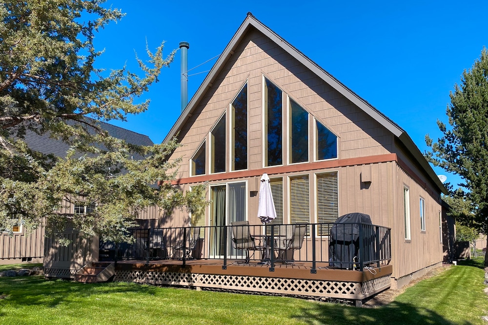 Inviting chalet w/private hot tub, gas grill, 3 pools, hot tub, gym, and tennis