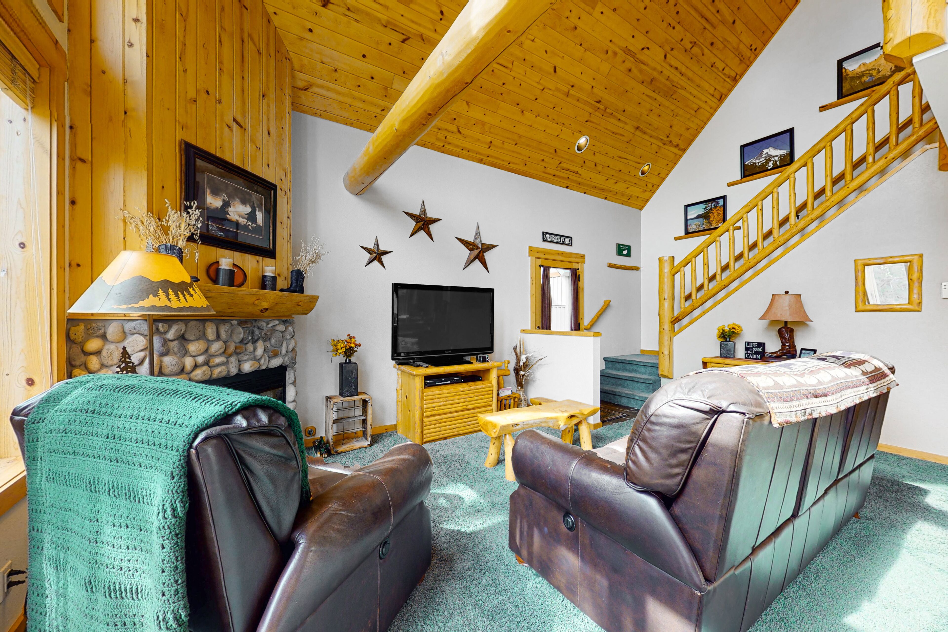 Inviting chalet w/private hot tub, gas grill, 3 pools, hot tub, gym, and tennis