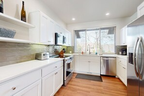 Fridge, microwave, oven, stovetop - Spacious townhouse with fireplace, fast WiFi & resort pools/hot tub/golf (Eagle Crest)