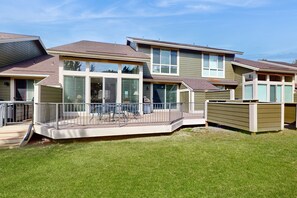 Exterior - Spacious townhouse with fireplace, fast WiFi & resort pools/hot tub/golf (Eagle Crest)