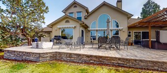 Spacious dog-friendly home with hot tub, fireplace & resort pools, golf, tennis