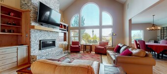 Spacious dog-friendly home with hot tub, fireplace & resort pools, golf, tennis