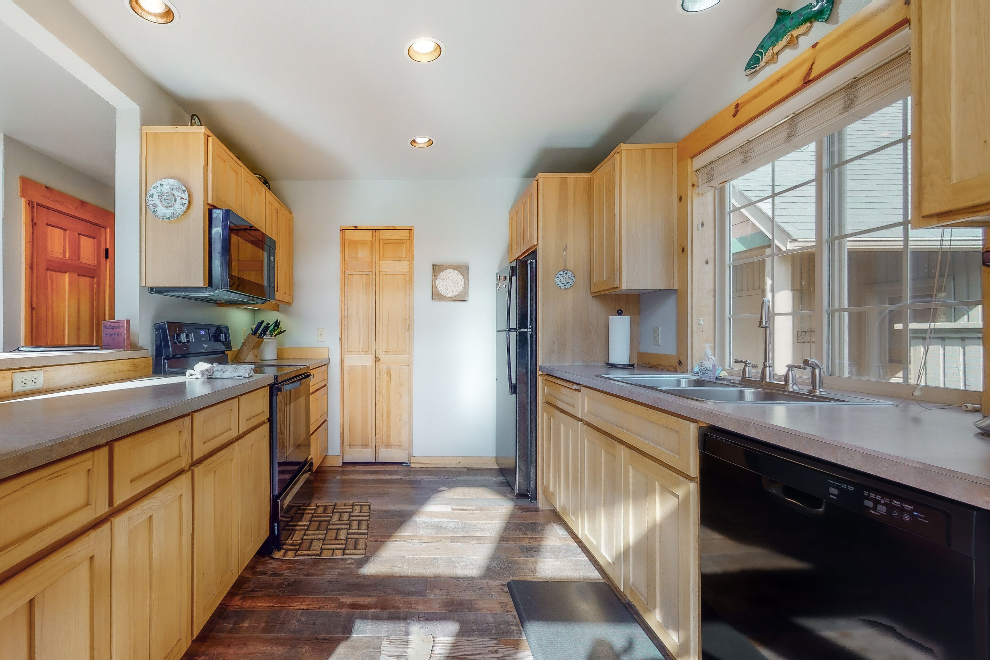 Dog-friendly home on the pond/creek with access to resort pools/golf/gym