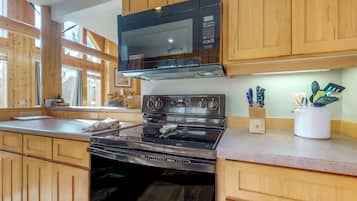 雪櫃、微波爐、焗爐、爐具