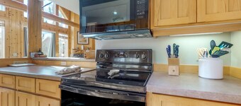 Dog-friendly home on the pond/creek with access to resort pools/golf/gym