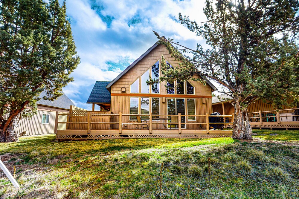 Dog-friendly chalet w/private deck, fireplace, 3 pools, and gym