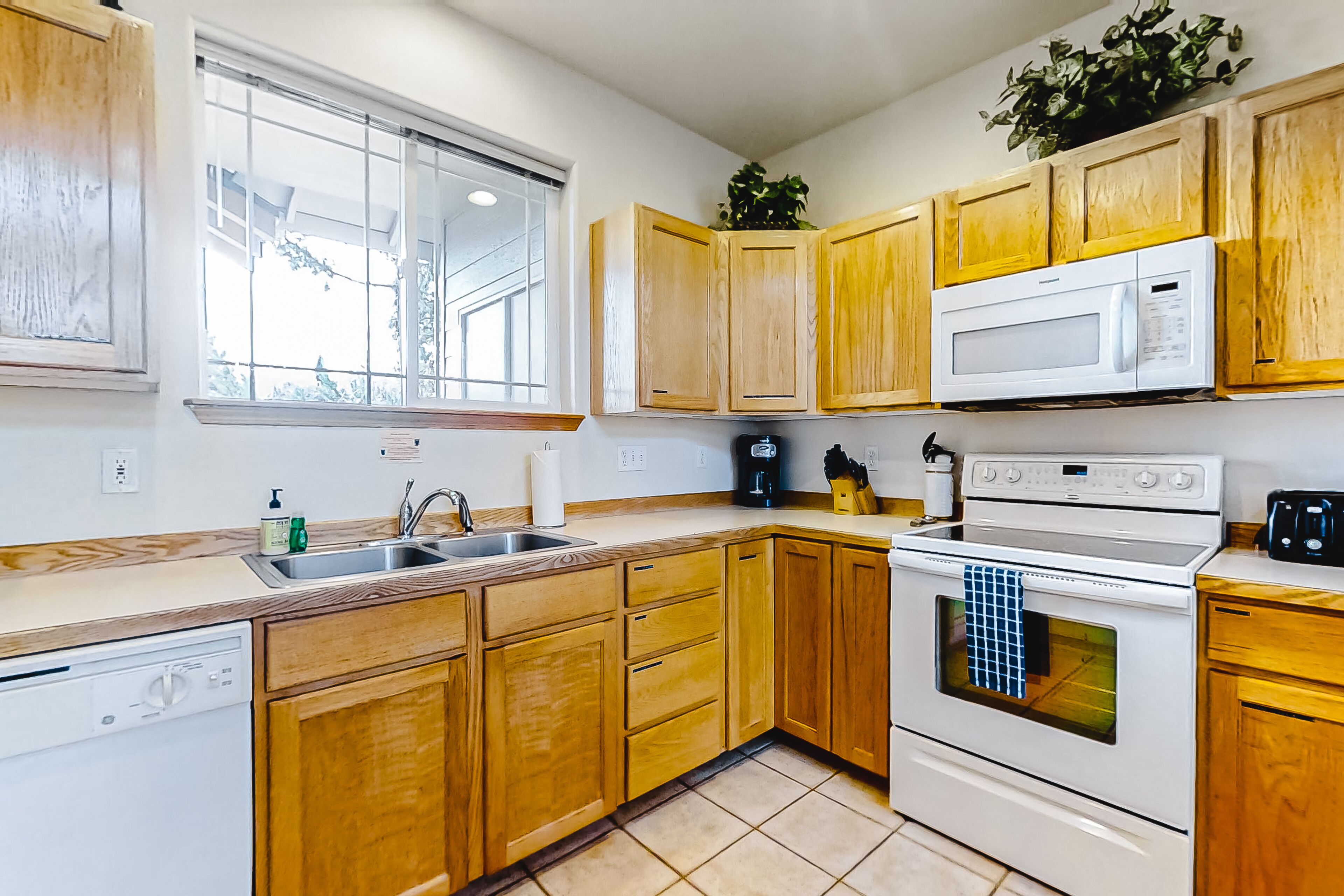 Lovely home with deck, golf views, fireplace & resort pools/hot tub/tennis