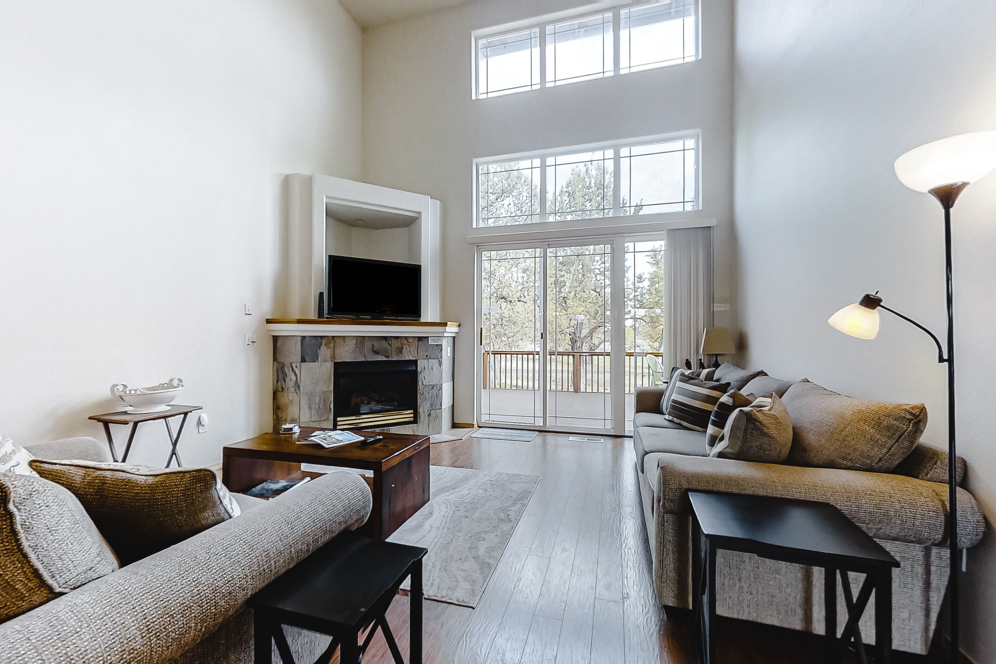 Lovely home with deck, golf views, fireplace & resort pools/hot tub/tennis