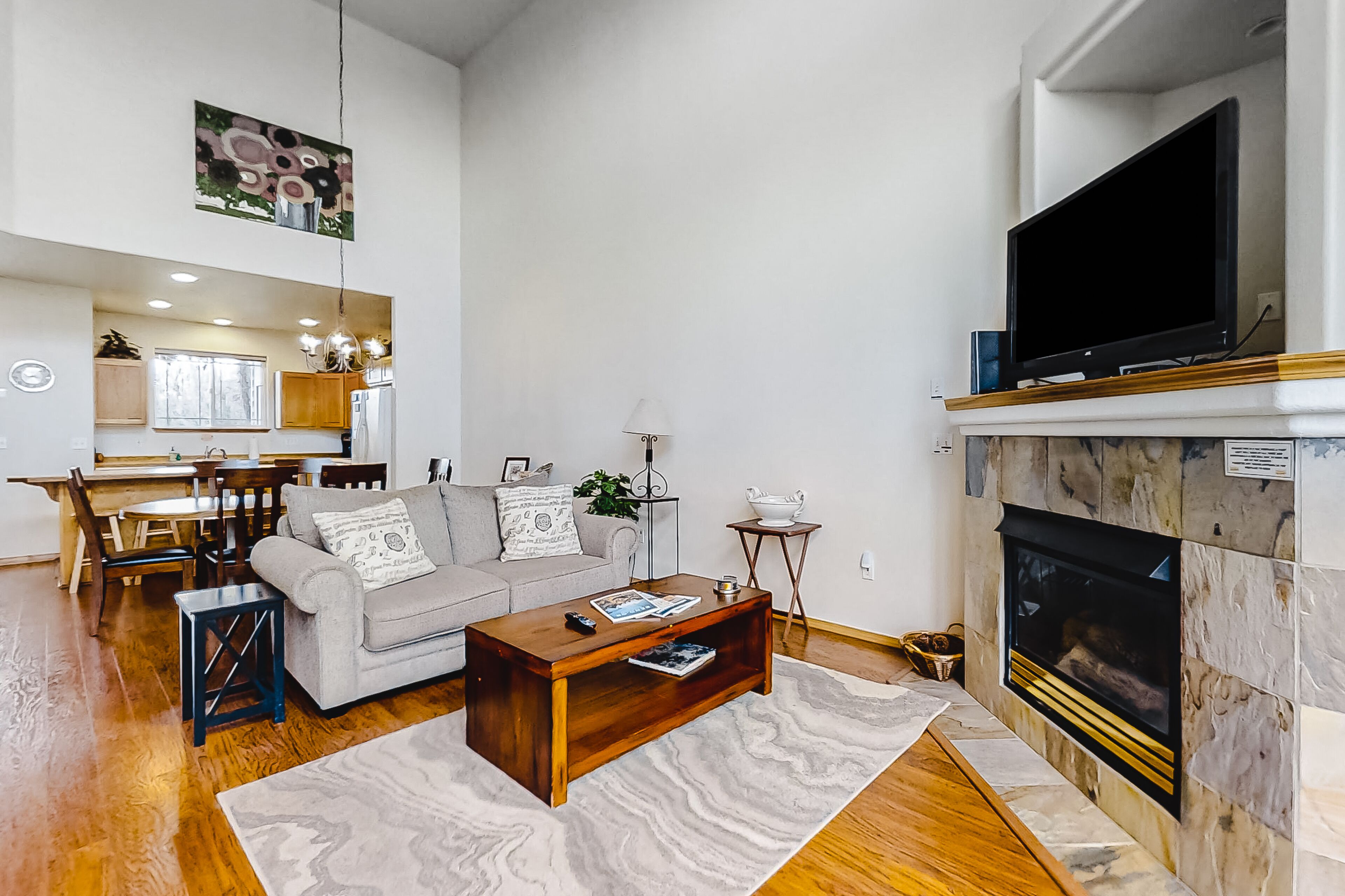 Lovely home with deck, golf views, fireplace & resort pools/hot tub/tennis