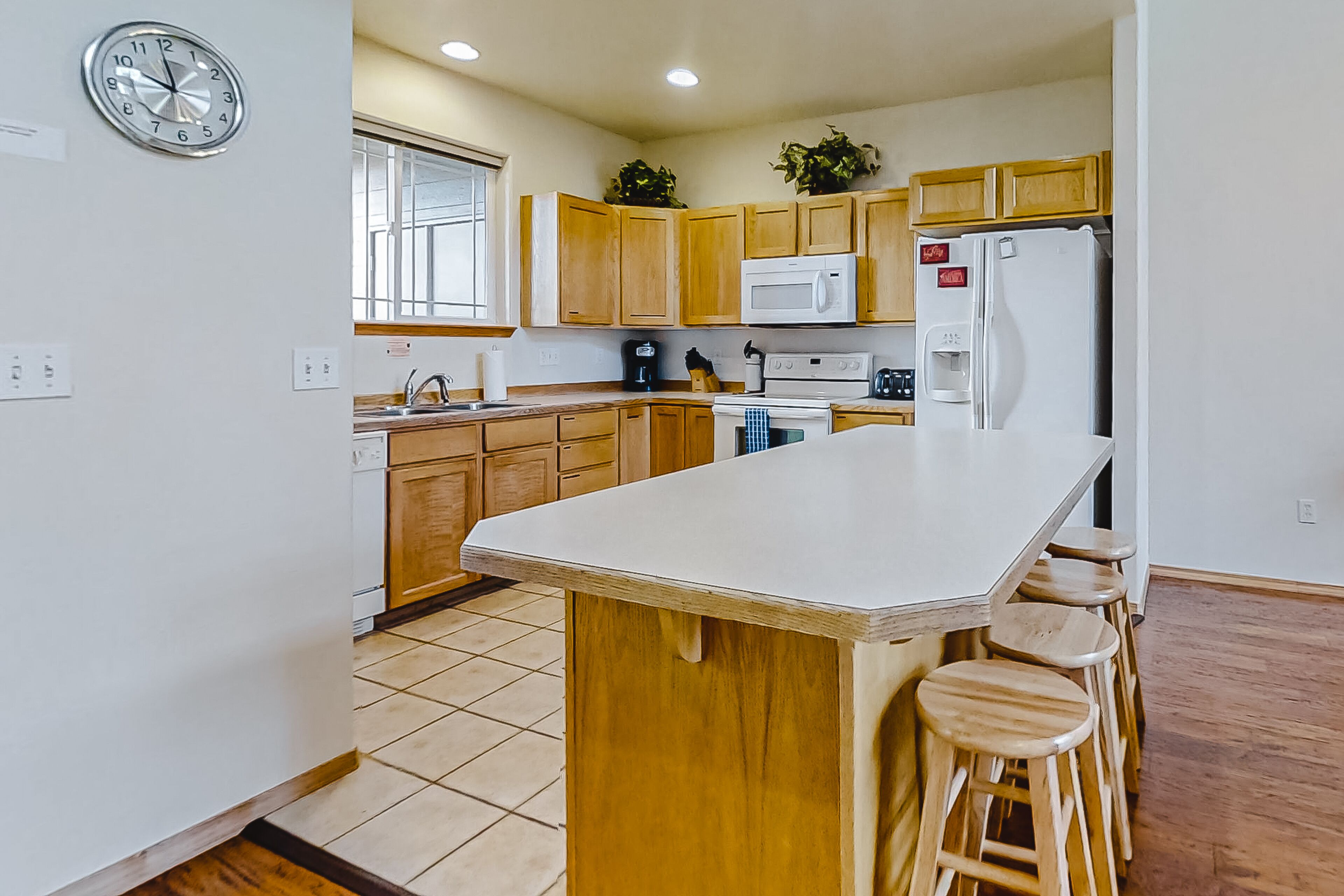 Lovely home with deck, golf views, fireplace & resort pools/hot tub/tennis