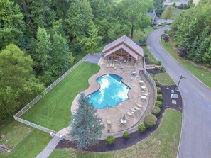 Alberca techada y alberca al aire libre