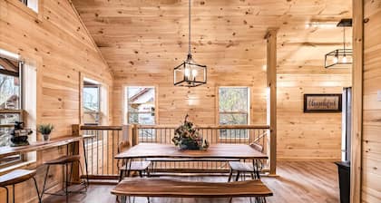 💦SPLASH💦 around in Stunning POOL Cabin- PRIVATE Indoor POOL & Relaxing Hot Tub
