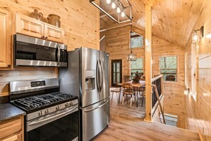 Fridge, microwave, oven, stovetop - 💦SPLASH💦 into Stunning POOL Cabin- PRIVATE Indoor Pool & Multigame Arcade! (Pigeon Forge)