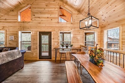 💦SPLASH💦 into Stunning POOL Cabin- PRIVATE Indoor Pool & Multigame Arcade!