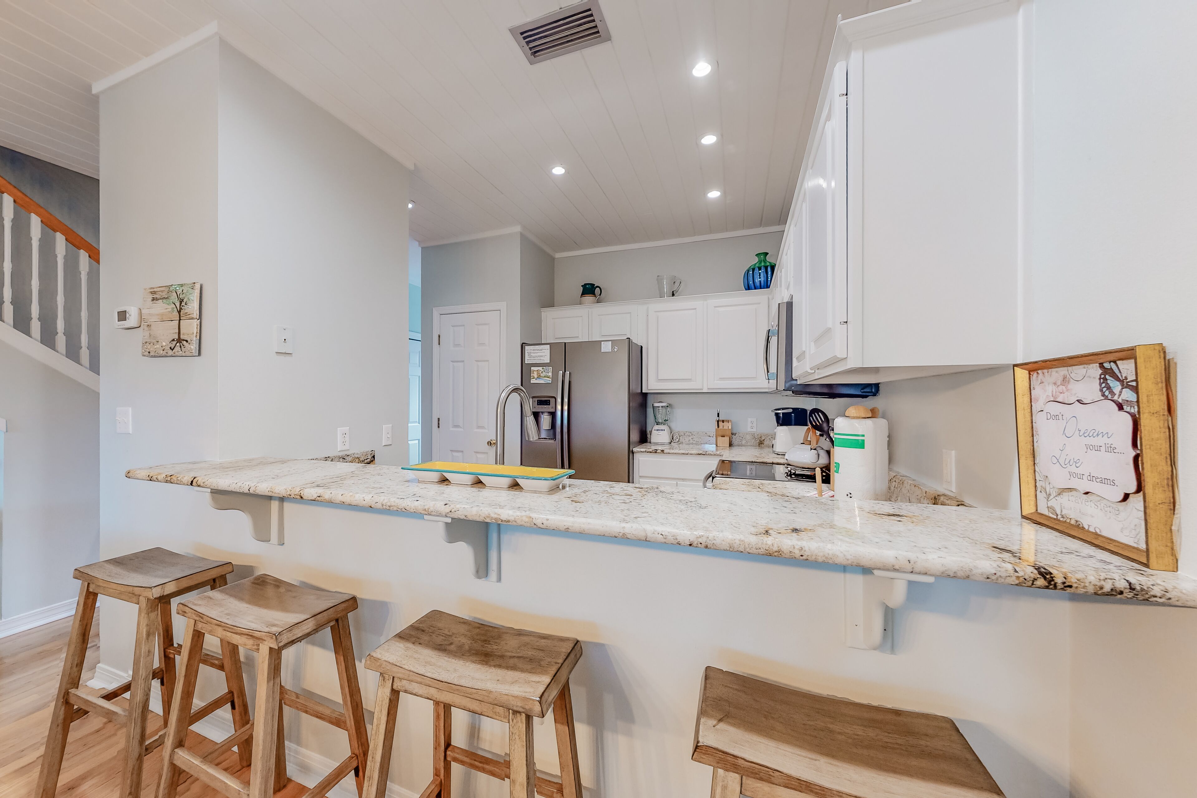 Three-level home with fast WiFi, two kitchens, two decks, lanai, & ocean view