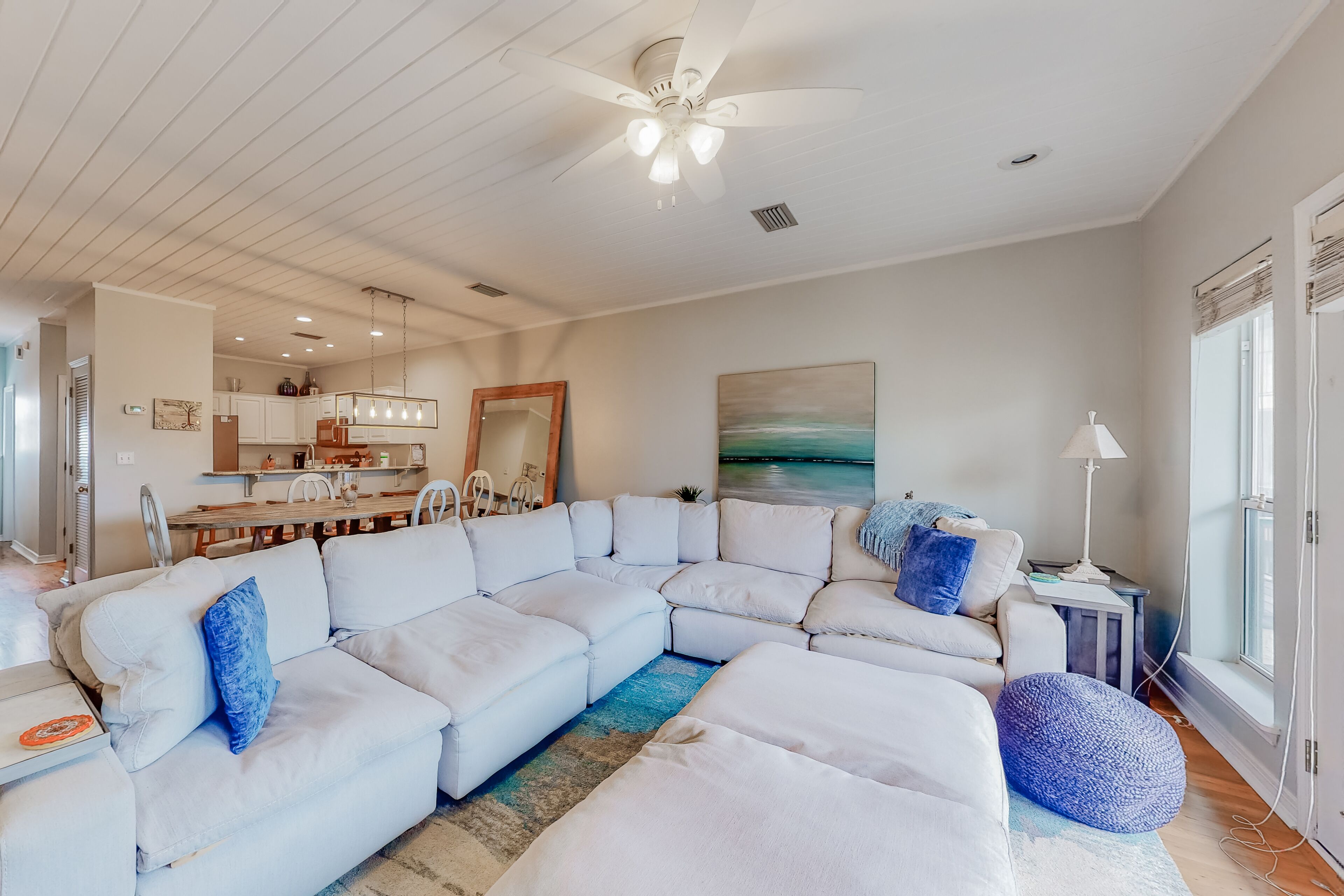 Three-level home with fast WiFi, two kitchens, two decks, lanai, & ocean view