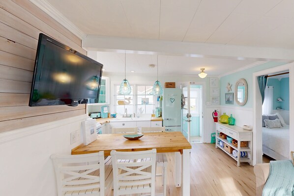 1 bedroom, Internet, bed sheets - Charming home near beach with fast WiFi & whimsical interior - close to beach (Long Beach)