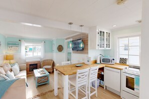 Fridge, microwave, oven, stovetop - Charming home near beach with fast WiFi & whimsical interior - close to beach (Long Beach)