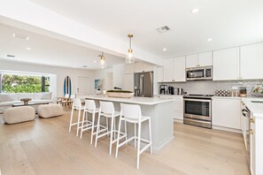 Kylskåp, mikrovågsugn, ugn och spishäll