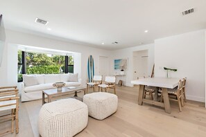 Smart-TV, bøker, stereoanlegg og kontorer