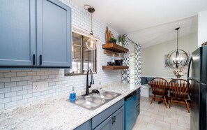 冰箱、微波炉、烤箱、炉灶