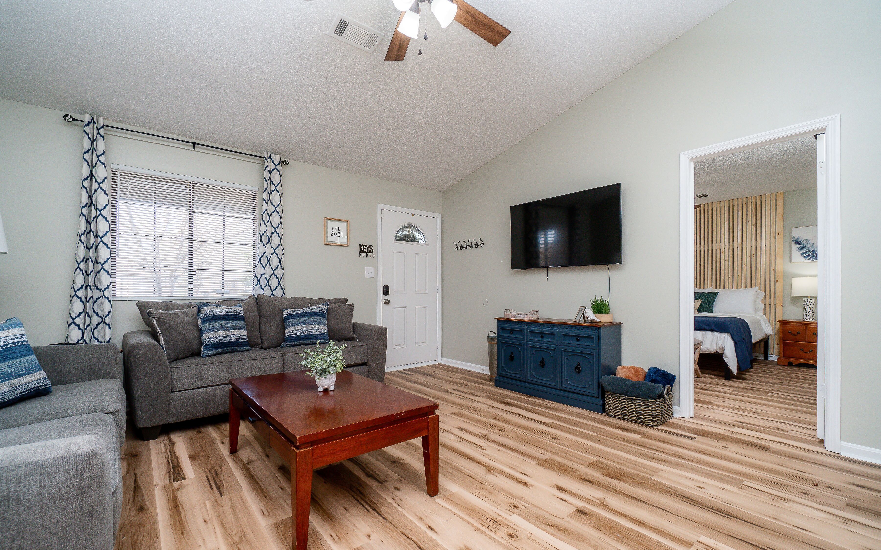 AMAZING for Large Groups or Crews- 7 beds/ 4 bedrooms