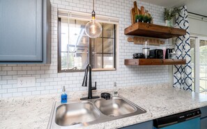 冰箱、微波炉、烤箱、炉灶