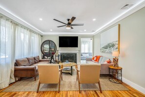 Smart TV, chimenea, consola de videojuegos y futbolito