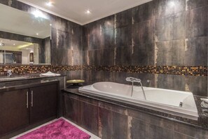 Baignoire, articles de toilette (gratuits), séchoir à cheveux, peignoirs
