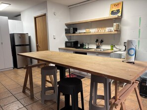 Køleskab, mikrobølgeovn, ovn, kogeplade