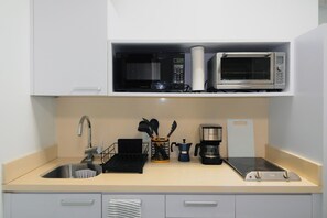 ثلاجة، ميكروويف، فرن، موقد طهي مسطح