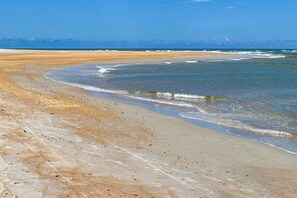 Beach nearby, kayaking, motor boating