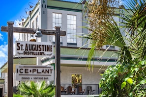 Un edificio con letreros que indican 'St. Augustine Distillery' y 'Ice Plant Dining Vintage Bar'.