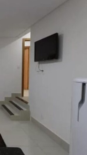 Refrigerador, microondas, placa de cocina, licuadora