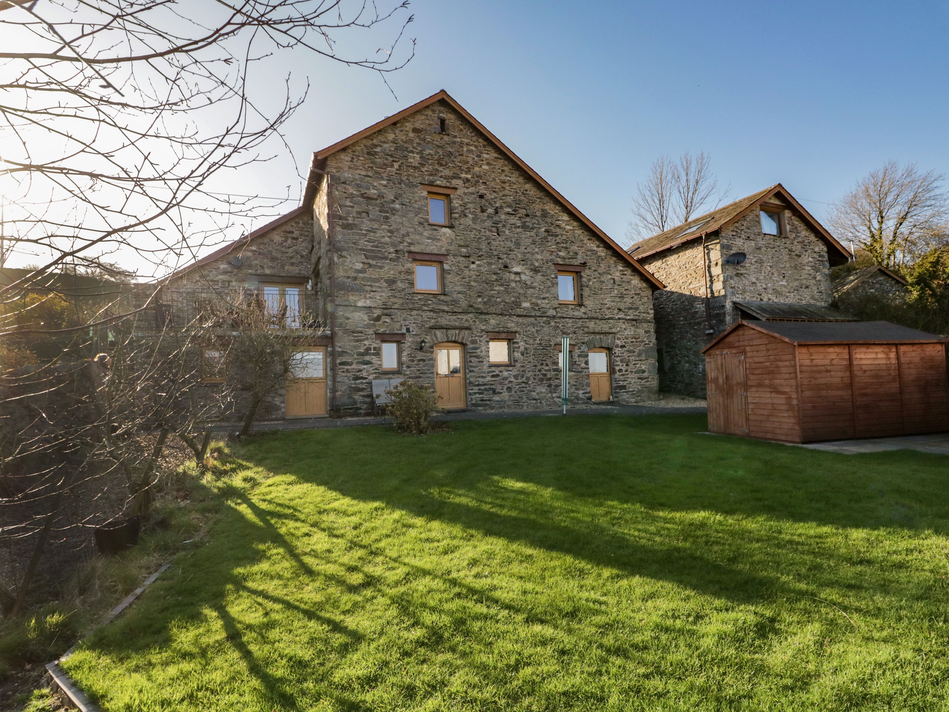 THE OLD ROOKERY, pet friendly, character holiday cottage in Ulverston