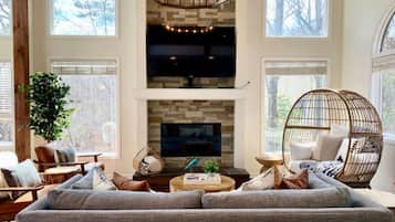 Een smart-tv, een open haard en videogames