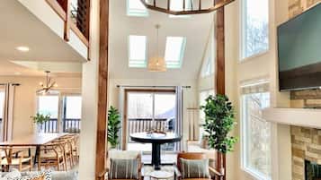 Een smart-tv, een open haard en videogames