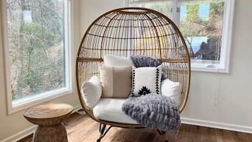 Een smart-tv, een open haard en videogames