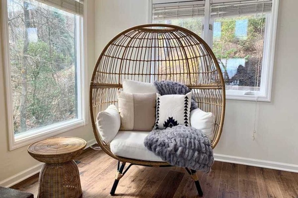 Een smart-tv, een open haard en videogames