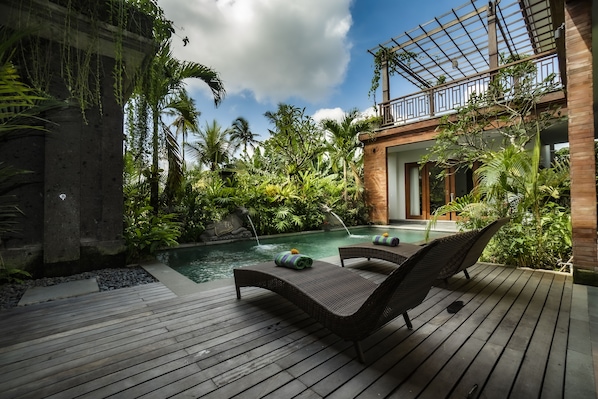 Außenpool, Liegestühle