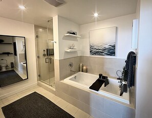 Duschwanne, Haartrockner, Bidet, Handtücher