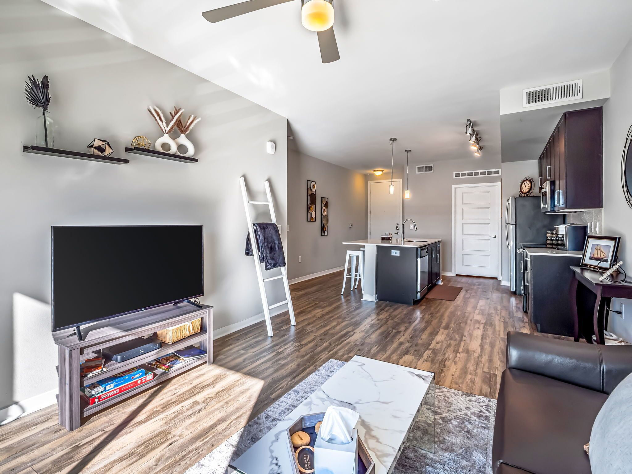 ★ Desert Living ★ Pets ★ Heated Pool ★ Gym ★ Shops