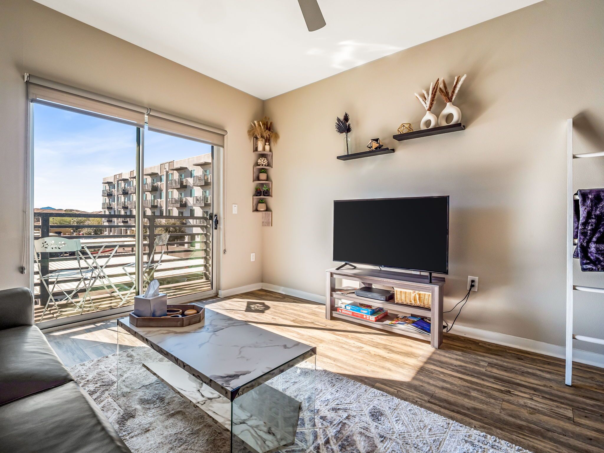 ★ Desert Living ★ Pets ★ Heated Pool ★ Gym ★ Shops